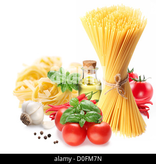 Pasta Spaghetti, Gemüse, Gewürze und Öl. Isoliert auf weißem Hintergrund. Stockfoto