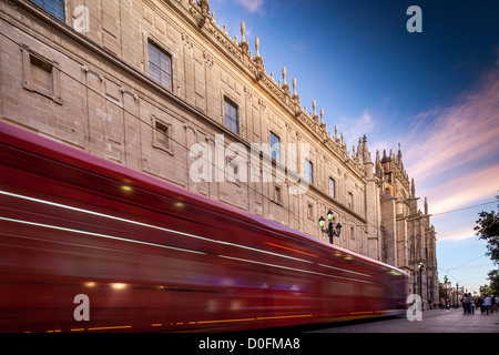 Straßenbahn vor der Kathedrale Sevilla vorbei. Stockfoto