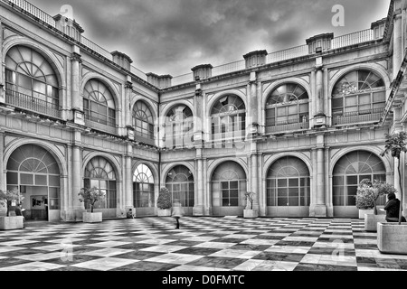 Hof, an der Universität Sevilla (ehemalige königliche Tabakfabrik), Sevilla, Spanien Stockfoto