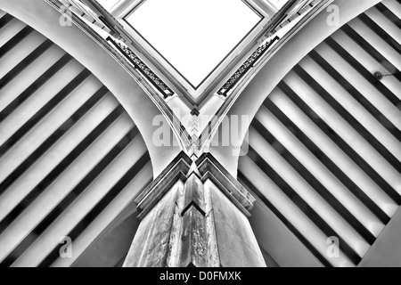 Hof, niedrigen Winkel Ansicht, an der Universität Sevilla (ehemalige königliche Tabakfabrik), Sevilla, Spanien Stockfoto