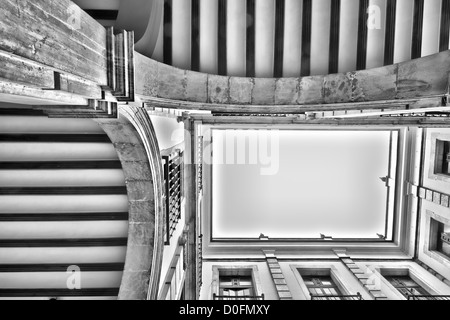 Hof, niedrigen Winkel Ansicht, an der Universität Sevilla (ehemalige königliche Tabakfabrik), Sevilla, Spanien Stockfoto