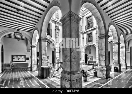 Hof, an der Universität Sevilla (ehemalige königliche Tabakfabrik), Sevilla, Spanien Stockfoto