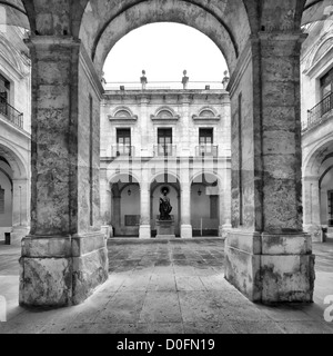 Gerahmte Blick auf einen Innenhof, an der Universität Sevilla (ehemalige königliche Tabakfabrik), Sevilla, Spanien Stockfoto