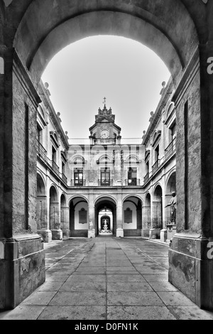 Gerahmte Blick auf einen Innenhof, an der Universität Sevilla (ehemalige königliche Tabakfabrik), Sevilla, Spanien Stockfoto