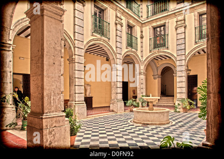 Hof, an der Universität Sevilla (ehemalige königliche Tabakfabrik), Sevilla, Spanien Stockfoto