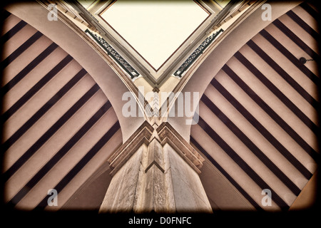 Hof, niedrigen Winkel Ansicht, an der Universität Sevilla (ehemalige königliche Tabakfabrik), Sevilla, Spanien Stockfoto