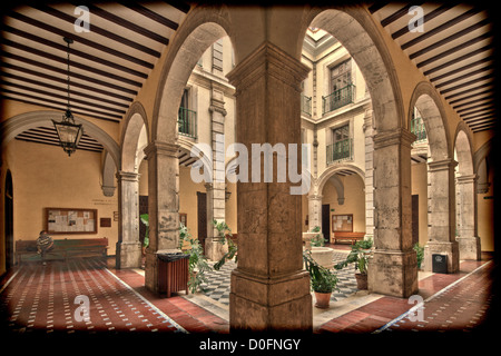 Hof, an der Universität Sevilla (ehemalige königliche Tabakfabrik), Sevilla, Spanien Stockfoto