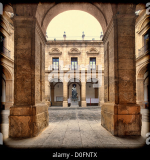 Gerahmte Blick auf einen Innenhof, an der Universität Sevilla (ehemalige königliche Tabakfabrik), Sevilla, Spanien Stockfoto