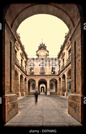 Gerahmte Blick auf einen Innenhof, an der Universität Sevilla (ehemalige königliche Tabakfabrik), Sevilla, Spanien Stockfoto