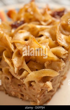 Nudel-Kugel, ein Dessert von der östlichen europäischen jüdischen Tradition Stockfoto