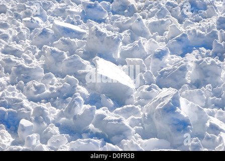 Kruste von gefrorenen Haufen mit Klumpen von Schnee Stockfoto