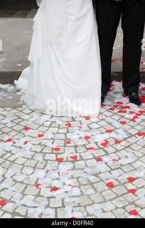 Confettit in Form von Liebe Herzen zu Füßen der Neuvermählten Stockfoto