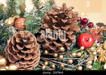 Weihnachtsbaum Girlande Dekoration mit Tannenzapfen und künstlichen Beeren Closeup Stockfoto