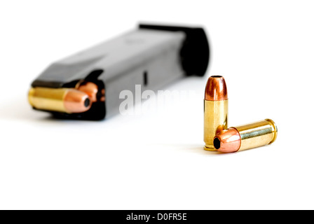 Mehrere Kugeln für Gun isoliert auf weißem Hintergrund Stockfoto