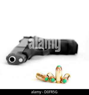 Mehrere Kugeln für Gun isoliert auf weißem Hintergrund Stockfoto
