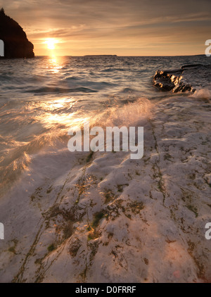 Wasser schlagen gegen die Felsen der Georgian Bay. Sonnenuntergang Natur Landschaftskulisse in goldenen Farben. Bruce Peninsula National Park Stockfoto