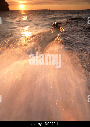 Schöner Sonnenuntergang Naturkulisse des Wassers auf felsigen Ufer der georgischen Bucht. Bruce Peninsula National Park, Ontario, Kanada. Stockfoto