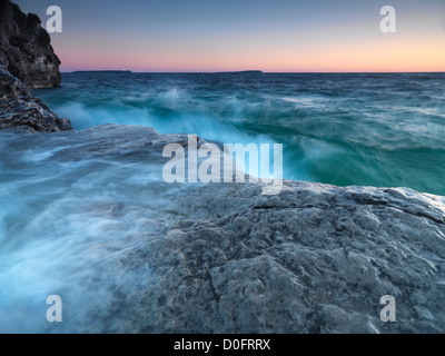 Schönen Sonnenaufgang über dem stürmischen Zeiten der Georgian Bay seinen felsige Ufer schlagen. Bruce Peninsula National Park, Ontario, Kanada. Stockfoto