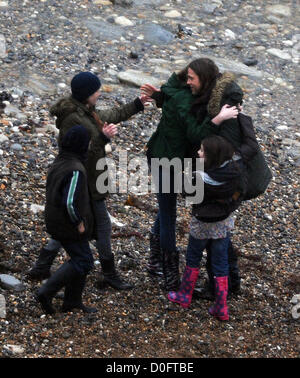 Brad Pitt Dreharbeiten Wiederholaufnahmen seines Films World War Z Lulworth Cove in Dorset, England UK. Stockfoto