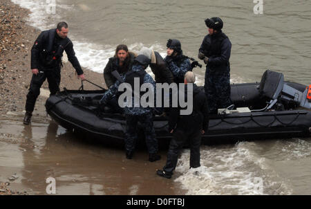 Brad Pitt Dreharbeiten Wiederholaufnahmen seines Films World War Z Lulworth Cove in Dorset, England UK. Stockfoto