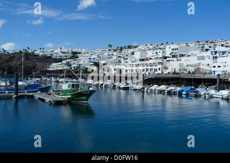 dh alten Hafen PUERTO DEL CARMEN LANZAROTE Fishing Boote neben Steg Altstadt Hafen Marina Boot Stockfoto