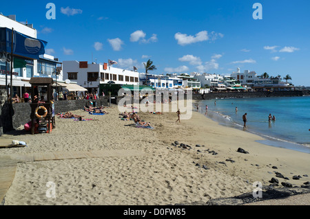 dh Strand PLAYA BLANCA LANZAROTE Sonnenanbeter weißen Sandstrand Ferienort Stockfoto