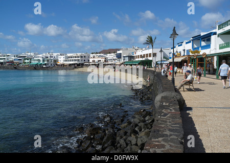 dh Strand PLAYA BLANCA LANZAROTE Urlaub Resort Strandpromenade Passanten entspannen Stockfoto