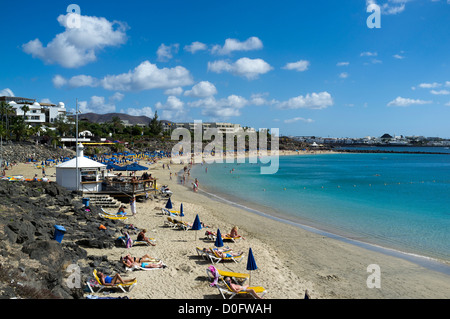 dh Playa Dorada Strand PLAYA BLANCA LANZAROTE Sonnenanbeter entspannen weißen Sandstrand Urlaub Beach resort Stockfoto