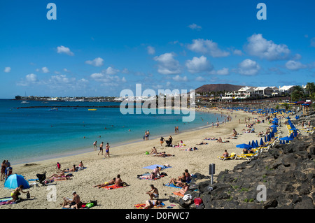 dh Playa Dorada Strand PLAYA BLANCA LANZAROTE Sonnenanbeter entspannender weißer Sandstrand Urlaubsort kanarische Inseln spanien in der Sonne Stockfoto