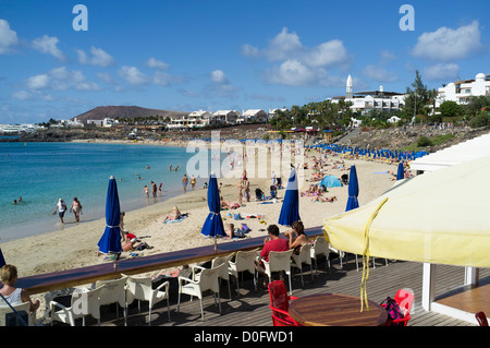 dh Playa Dorada Strand PLAYA BLANCA LANZAROTE Touristen Paar entspannender Strand Cafe weißer Sand Ferienort Strände Urlaub kanarische Inseln Stockfoto