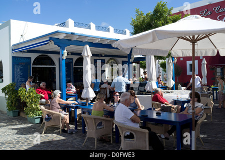 Dh Marina Rubicon LANZAROTE PLAYA BLANCA Touristische Menschen entspannten Cafe Tische im Freien Touristen Urlaub Restaurants Stockfoto