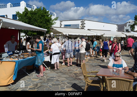 Dh Marina Rubicon LANZAROTE PLAYA BLANCA Touristen shopping Samstag Markt Handwerk stände Handwerk Urlaub Stockfoto