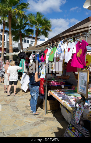 dh Marina Rubicon Samstag Markt PLAYA BLANCA LANZAROTE Frau Touristen Einkaufen Handwerk Kunsthandwerk Stände Outdoor-Stand Kleidung Stockfoto