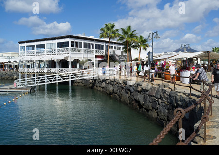 dh Marina Rubicon PLAYA BLANCA LANZAROTE Promenade Restaurantgebäude Samstag Handwerk Marktständen Stockfoto