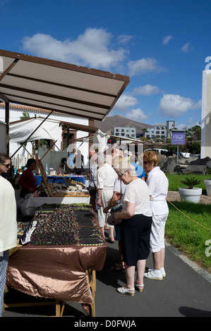 dh Marina Rubicon PLAYA BLANCA LANZAROTE Frauen Touristen einkaufen Samstag Handwerk Handwerk Marktständen Stockfoto