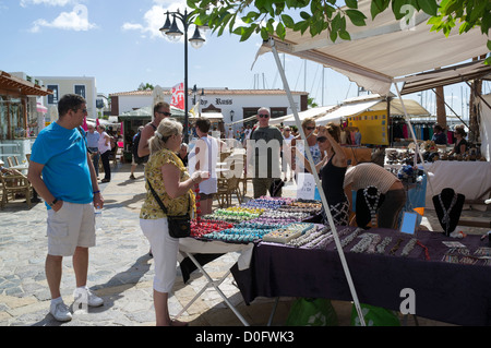 dh Marina Rubicon PLAYA BLANCA LANZAROTE Touristen einkaufen Samstag Handwerk Handwerk Marktstände Stockfoto