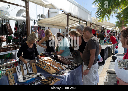 dh Marina Rubicon PLAYA BLANCA LANZAROTE Touristen einkaufen Samstag Handwerksmarkt Kunsthandwerk Stände Urlaub Menschen Outdoor-Stand Schmuck Stockfoto