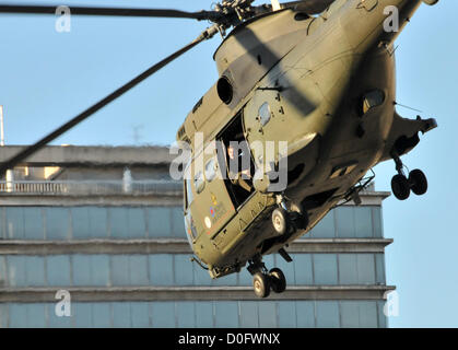 Trafalgar Square, London, UK. 25. November 2012. Tom Cruise an der Tür des Hubschraubers als es hereinkommt, auf dem Trafalgar Square zu landen. Tom Cruise-Film "All You Need is Kill" gefilmt am Trafalgar Square mit einem Royal Air Force Hubschrauber Landung auf dem Platz zusammen mit Militärfahrzeugen und viele Statisten in Uniform. Stockfoto
