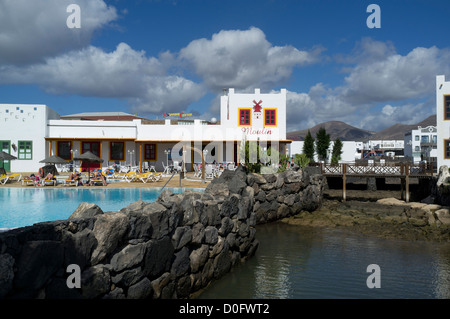 dh Marina Rubicon PLAYA BLANCA LANZAROTE Moulin de Paris Urlaub Komplex Café Schwimmbad Stockfoto