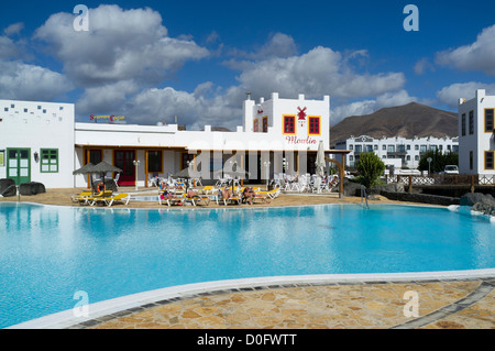 dh Marina Rubicon PLAYA BLANCA LANZAROTE Moulin de Paris Urlaub Komplex Café Schwimmbad Stockfoto