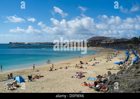 dh Playa Dorada Strand PLAYA BLANCA LANZAROTE Sonnenanbeter entspannen weißen Sandstrand Urlaub Beach Resort Sonne Kanarische Inseln Stockfoto