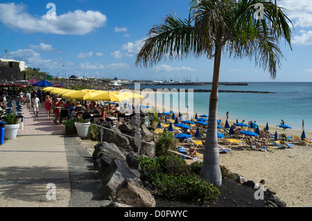 dh Playa Dorada Strand PLAYA BLANCA LANZAROTE Cafe Touristen entspannen weißen sandigen Ferienort am Strand Sonne der Kanarischen Inseln Stockfoto