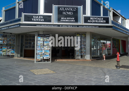 dh-PUERTO DEL CARMEN LANZAROTE-Haus Verkauf Vermietung Shop Büros paar auf der Suche Immobilien-Markt Stockfoto