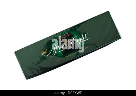 Eine Schachtel mit Nestle After Eight Mint Schokolade verdünnt auf weißem Hintergrund Stockfoto