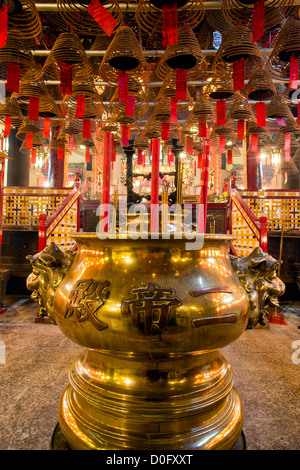 Weihrauch-Spulen an Decke bei Man Mo Tempel, Hong Kong, China Stockfoto