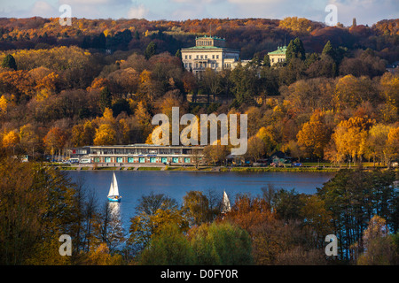 See, Baldeneysee in Essen, Germany.View im Herbst, Villa Huegel, der industrielle Familie ancestral Haus des Krupp-Dynastie. Stockfoto