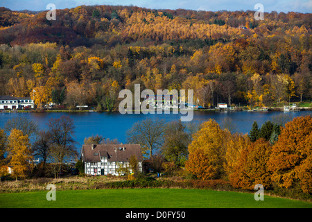 See, Baldeneysee in Essen, Germany.View im Herbst, Villa Huegel, der industrielle Familie ancestral Haus des Krupp-Dynastie. Stockfoto