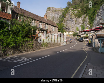 dh Valley Village uk CHEDDAR GORGE SOMERSET ENGLAND Radfahrer, die in einem Radweg mit dem Fahrrad die Hügel hinauffahren Stockfoto