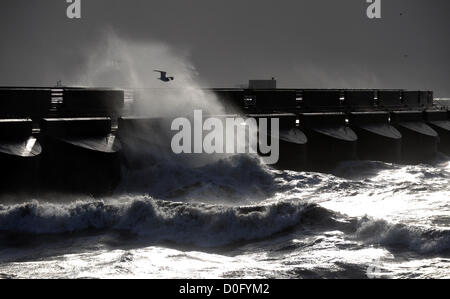 Brighton, Sussex UK 25. November 2012 - riesige Wellen Absturz über dem westlichen Arm des Brighton Marina heute Morgen bei starkem Wind Stockfoto