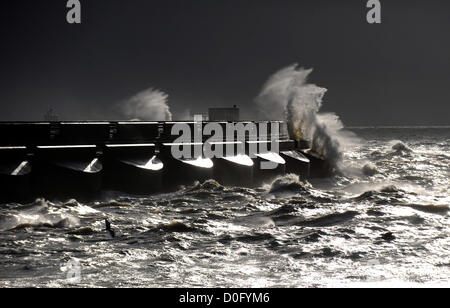 Brighton, Sussex UK 25. November 2012 - riesige Wellen Absturz über dem westlichen Arm des Brighton Marina heute Morgen bei starkem Wind Stockfoto